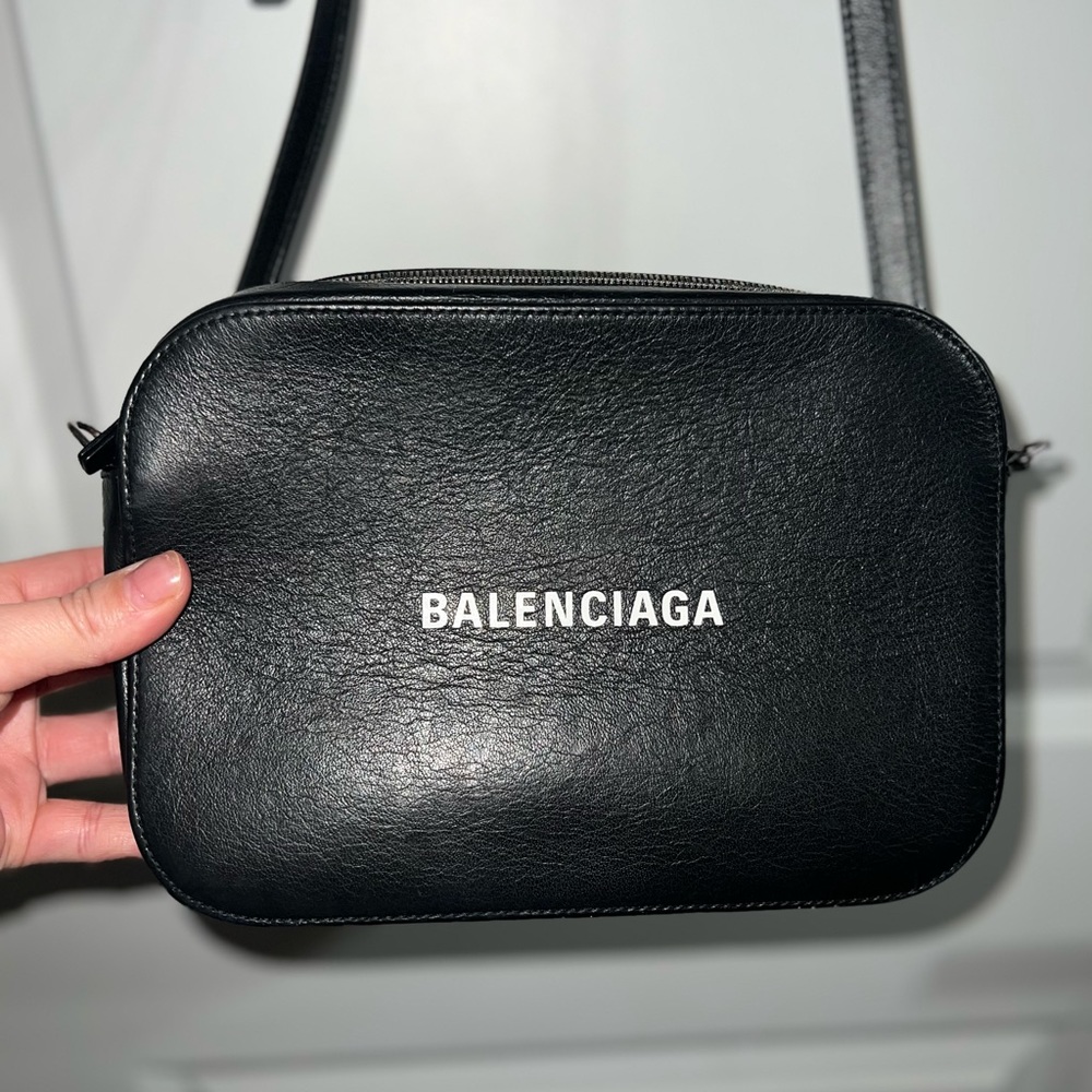 Real Balenciaga medium everyday calfskin leather bag.